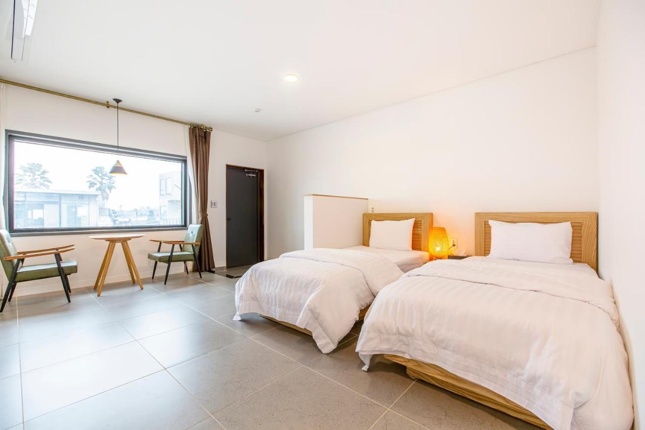 Lunamar Pension Jeju Exterior photo