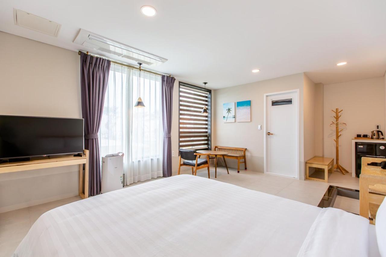 Lunamar Pension Jeju Exterior photo