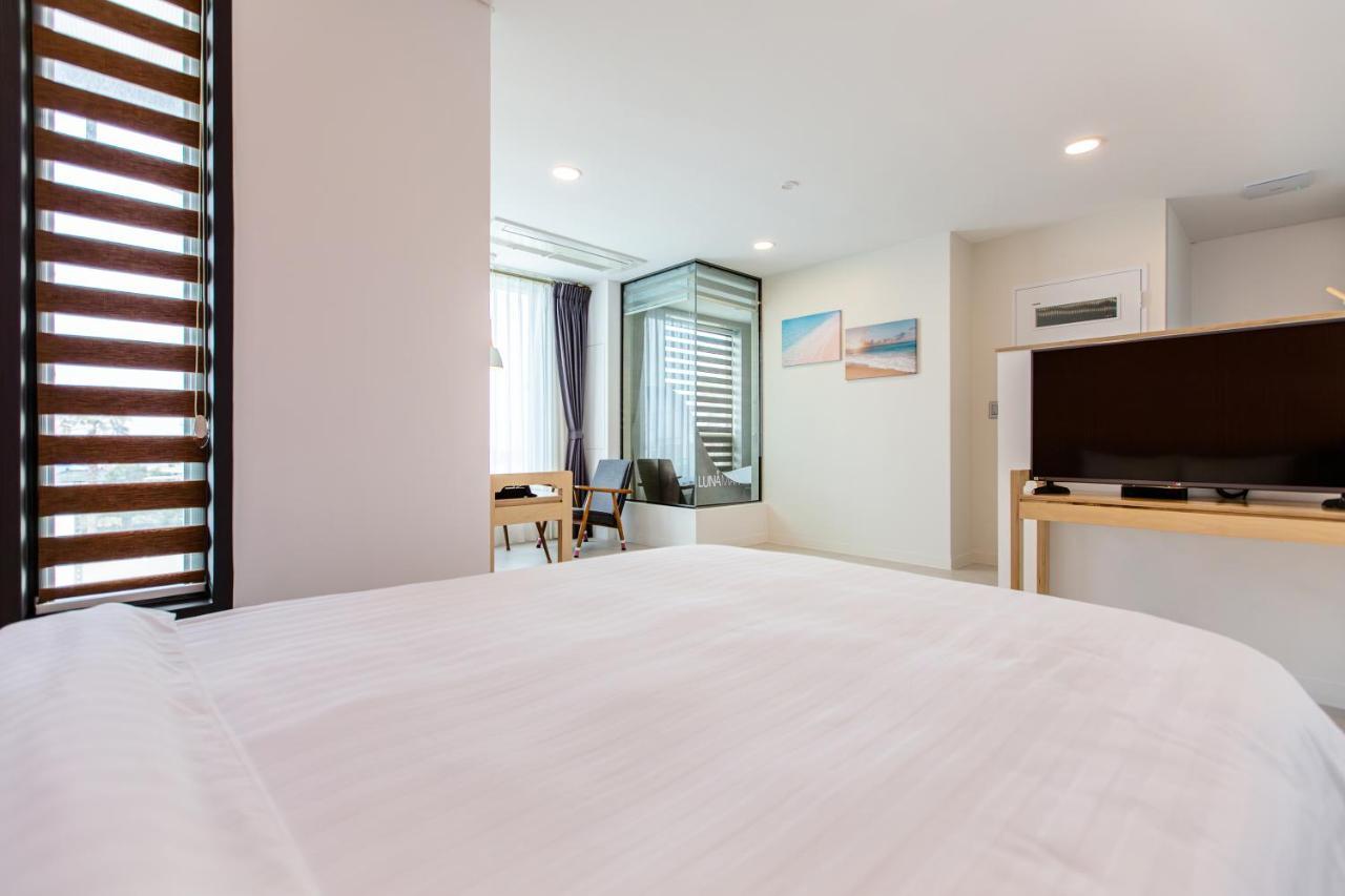 Lunamar Pension Jeju Exterior photo