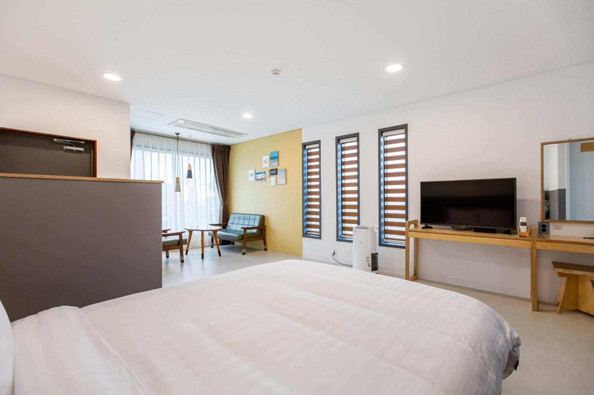 Lunamar Pension Jeju Exterior photo